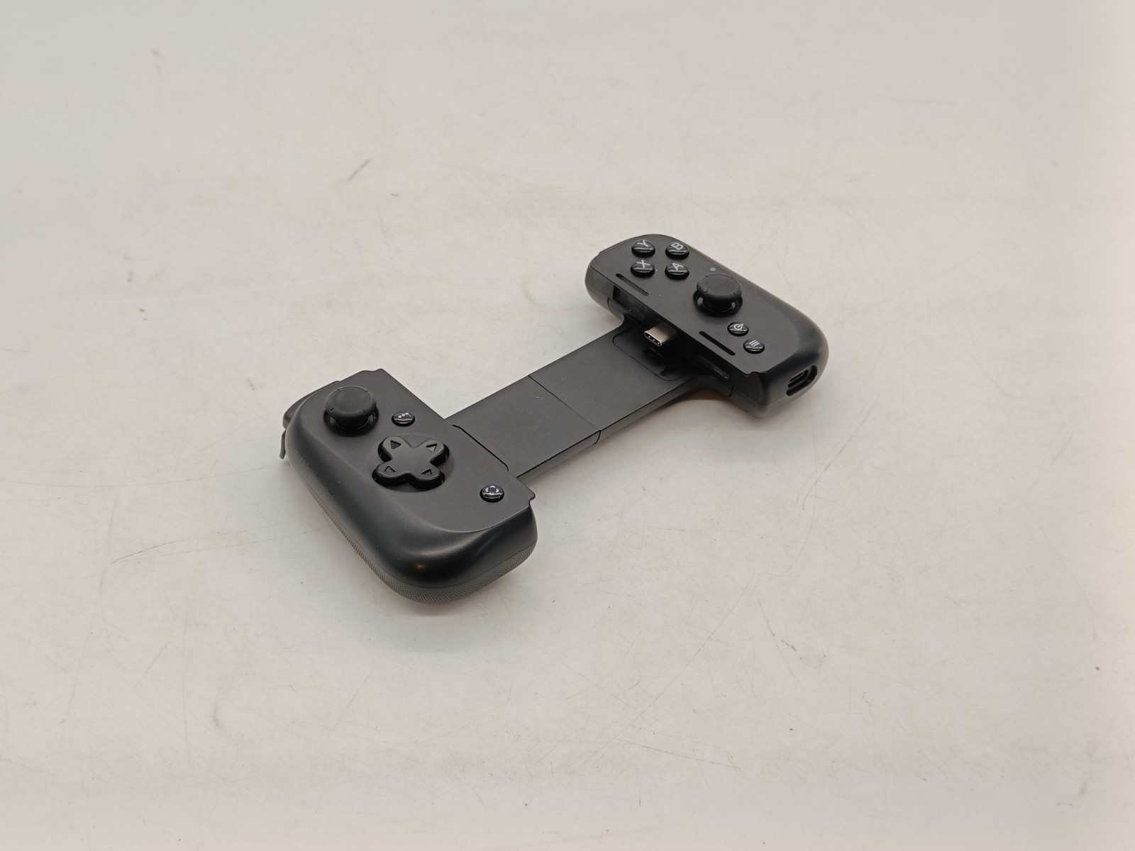 Razer Kishi V2 USB-C mobile gaming controller D-pad for iPhone Android black B