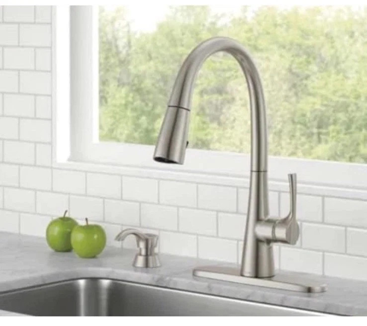Delta Auburn Single Handle Pull-Down Kitchen Faucet - SpotShield Stainless New