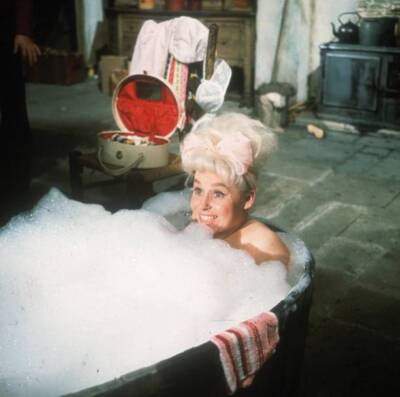 Barbara Windsor bath during filming 'Crooks Cloisters' 1963 Old Photo