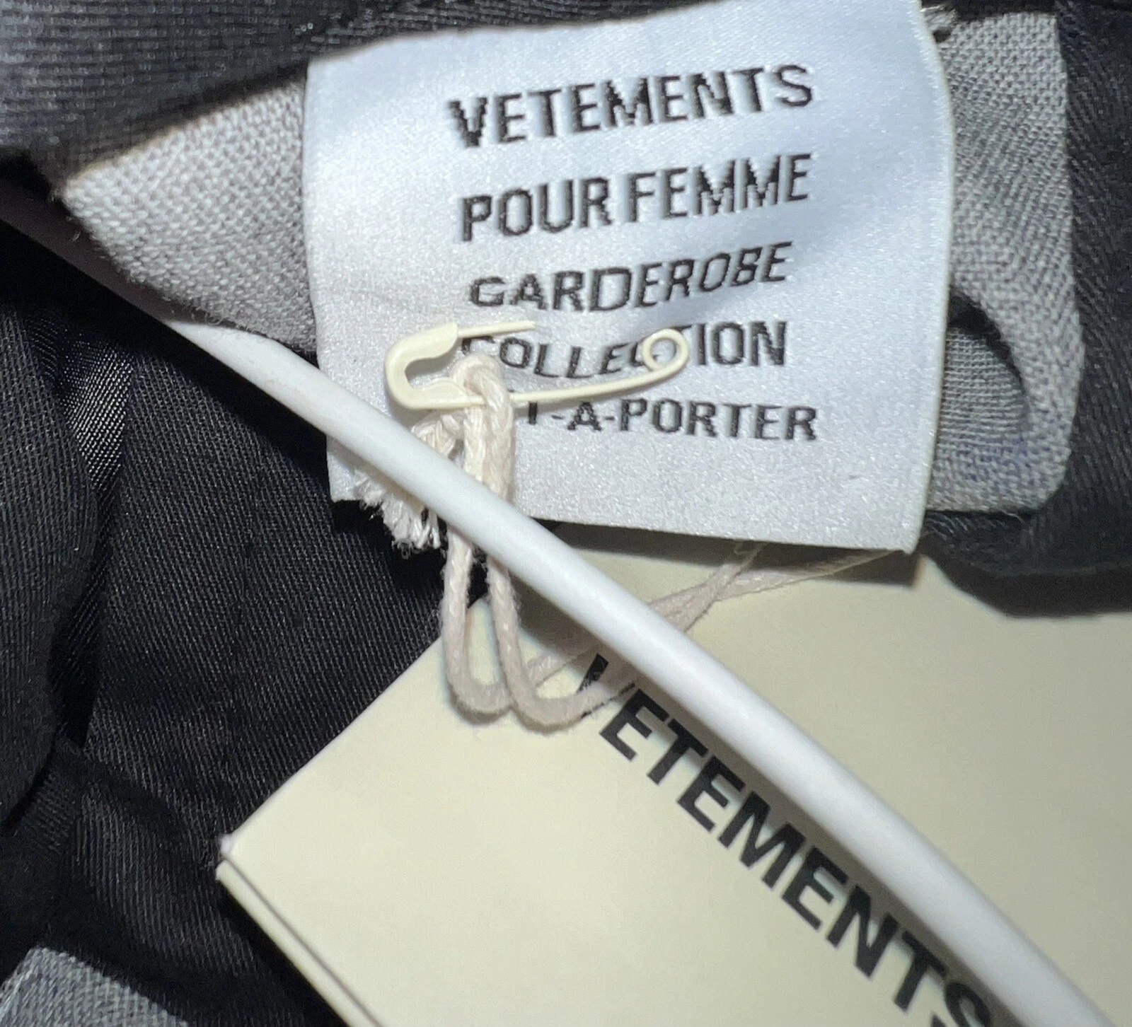 VETEMENTS Pantaloni su misura M nuovi con etichette stampa scarabocchio