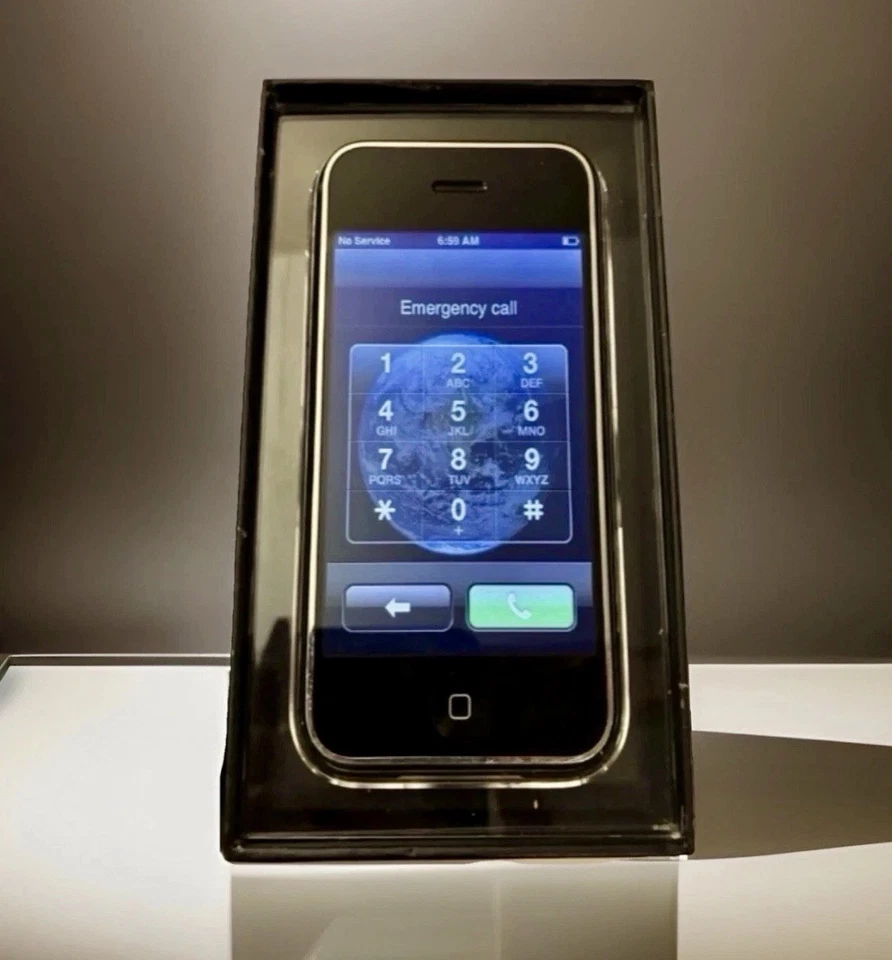 iPHONE 1ST GENERATION A1203 16GB,NEVER BEEN ACTIVATED,NEW ACCESSORS,MATCHING BOX - Image 4 of 4