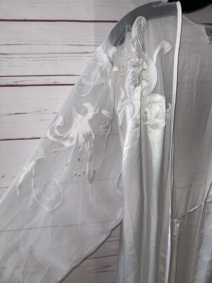 Bata larga NATORI Neiman Marcus talla M satinada con cuentas blanca vintage SIN CINTURÓN Foto 3 de 4