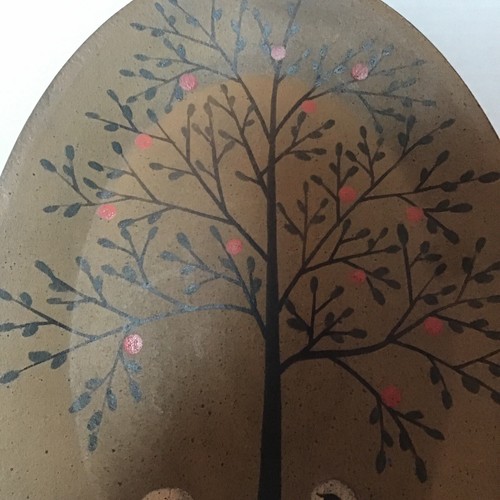 SIG Donna White Plate Primitive Handpainted Wood Composite 13” Sheep Under Tree - Picture 4 of 7