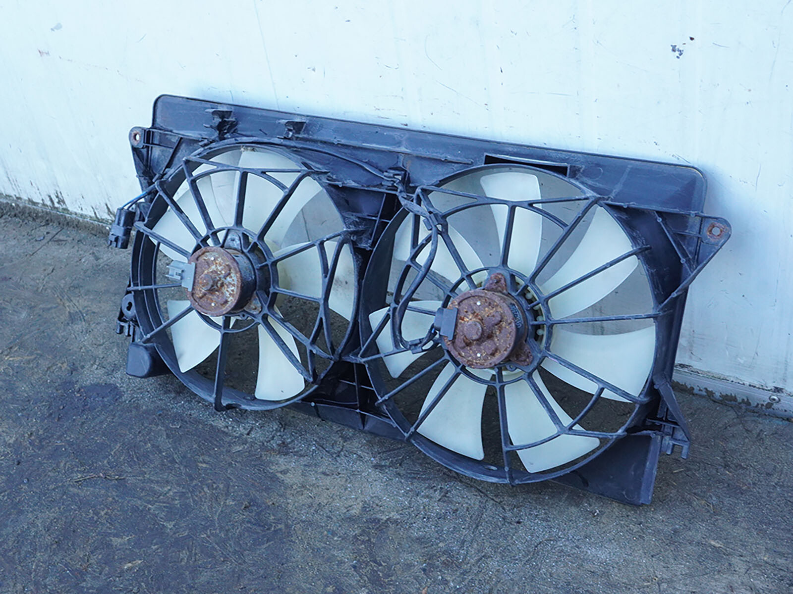 2000 2005 Toyota Celica Fan Shroud Electric Assembly Cooling Radiator