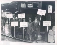 1969 Press Photo Cleveland OH Pharmacist Pickets at Revco - ner60413