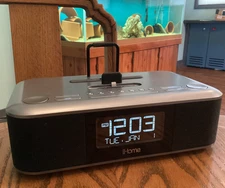 iHome iPhone Dock model IDL100 with Radio Antenna AUX USB Ports CLEAN NICE