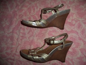 kenneth cole reaction wedge pump