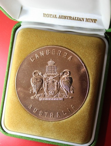 * ROYAL AUSTRALIAN MINT CANBERRA MEDAL CASED LARGE 60MM IN COPPER PLATE - Picture 8 of 9