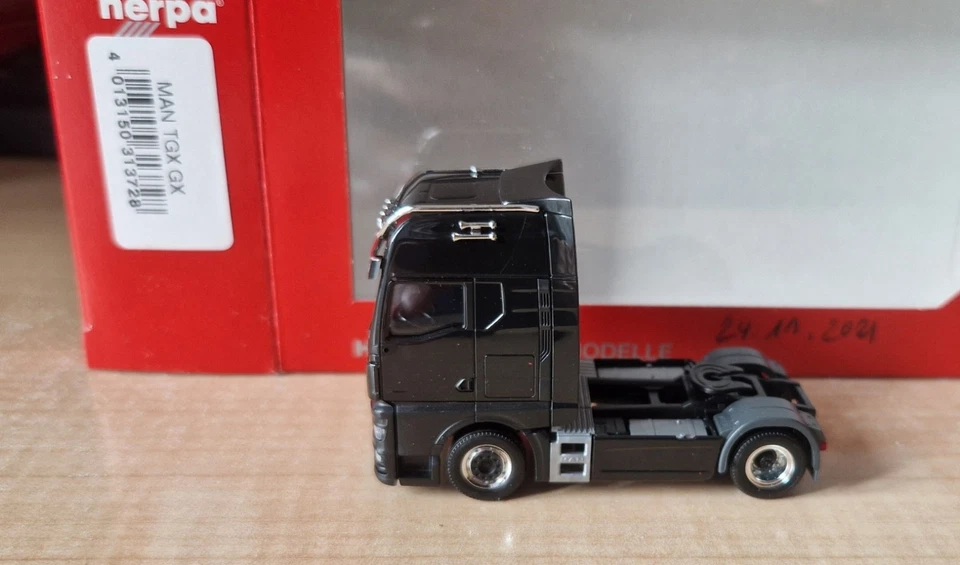 Herpa 313728 MAN TGX GX trattore stradale neutro nero con accessori 1:87 OVP - Immagine 2 di 4