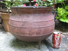ANTIQUE COUNTRY PRIMITIVE PLANT FLOWER YARD GARDEN CAST IRON CAULDRON WITCH POT