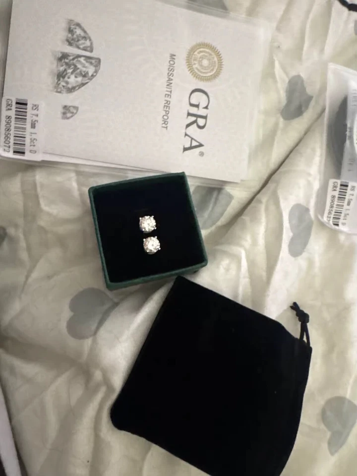 Серьги-гвоздики с муассанитом 1 карат S925+родиевое покрытие солитер сертифицированные GRA D/VVS1 - Изображение 3 из 4
