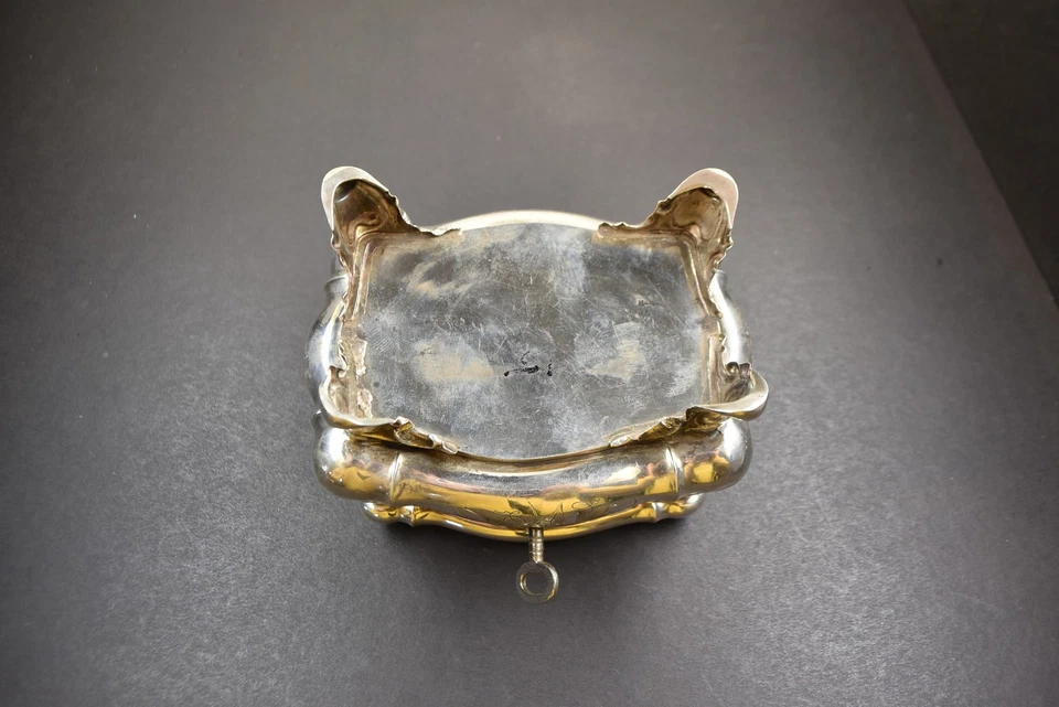 antike Schmuckdose Silber floral ziseliert, Schlüssel, innen vergoldet um 1870 - Bild 4 von 4