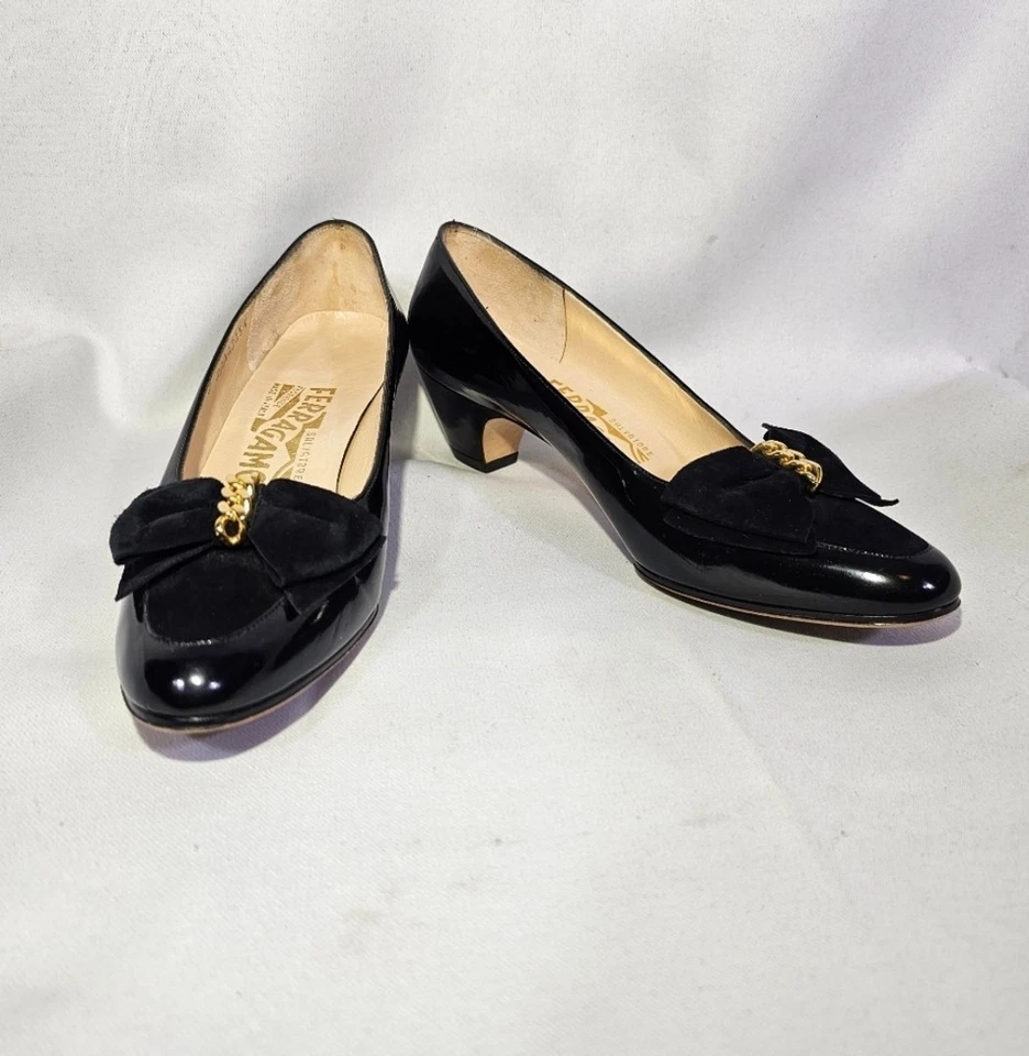 Salvatore Ferragamo Black Patent Leather Suede Bows Gold Link Center 7 AAAA - Image 2 of 4