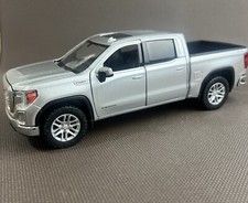 Motor Max 1/27 Scale 79361 - 2019 Ford GMC Sierra 1500 SLT Crew Cab - Silver