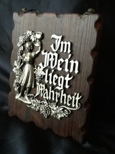 altes Zinnbild Zinn Relief auf Holz Im Wein liegt Wahrheit 20 x 16,5 cm Vintage