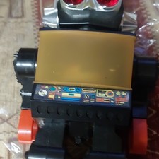 Robot humanoïde en plastique noir, yeux rouges, détails multicolores statique