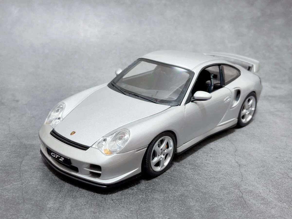 Porsche 911 Carrera Coupe Type 996 2004 Wimbledongrün Metallic 1/18 UT