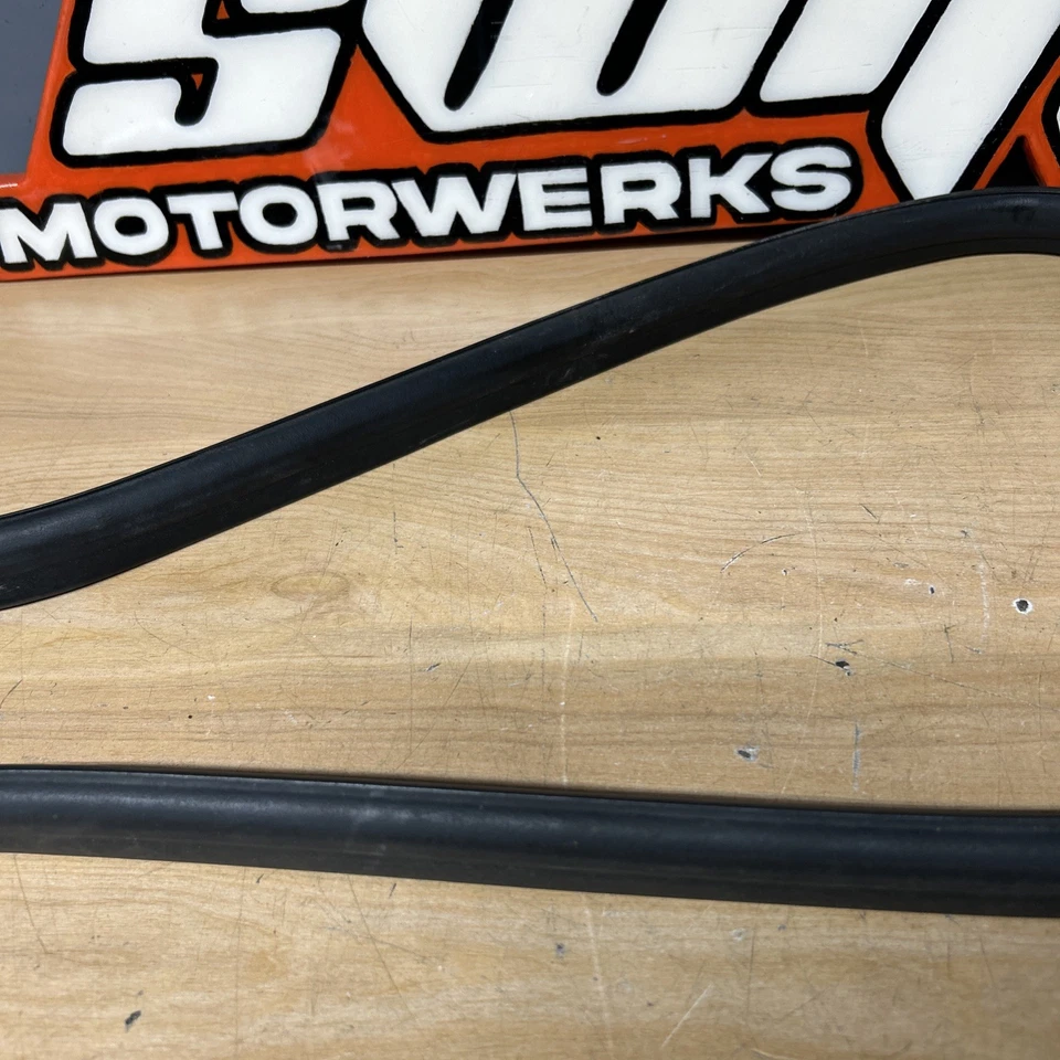 Vedação de capô original BMW 51237161345 – Compatível com X5 E70 / X6 E71 (2007–2014)  - Imagem 3 de 4