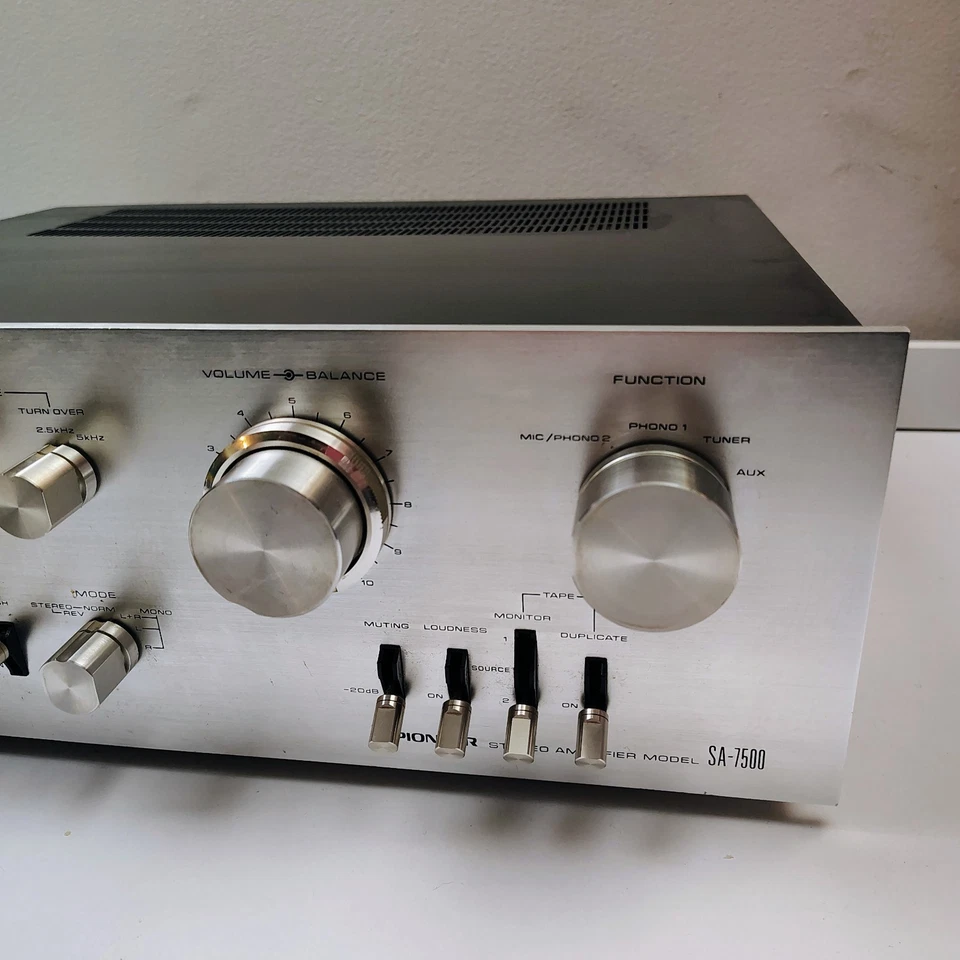 Amplificador integrado estéreo vintage Pioneer SA-7500 funcionando em bom estado - Imagem 4 de 4