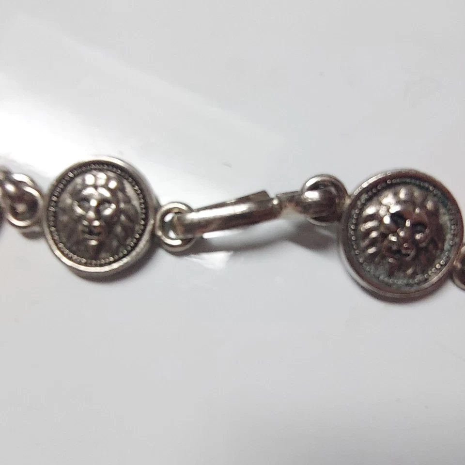 Cadena, collar o cinturón 38" CABEZA DE LEÓN medallón tono plata envejecida usado en excelente estado Foto 3 de 4
