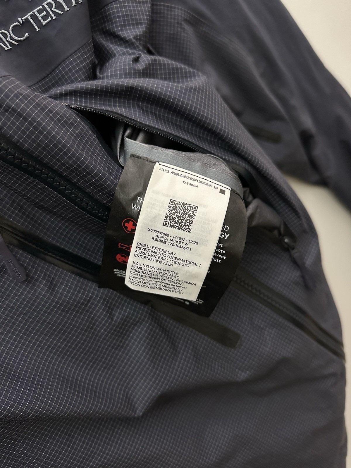 Arc’teryx Alpha Jacket Black Sapphire Women’s XL Gore-Tex Pro RECCO image 7