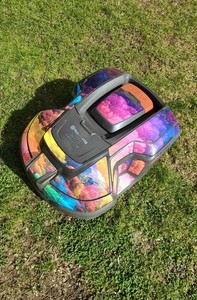 Mähroboter Husqvarna mit Garage startklar für Saison 2026