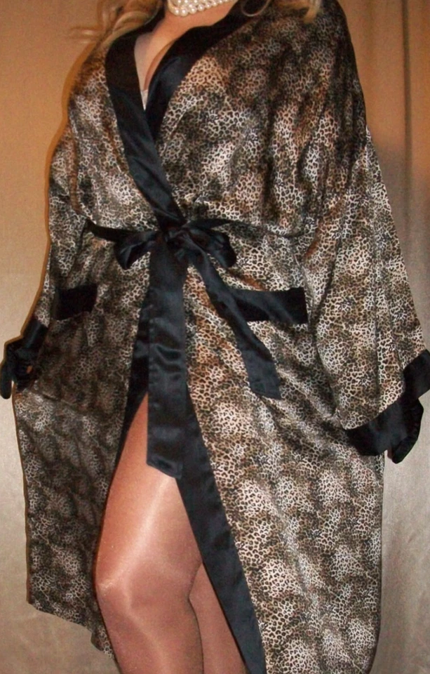 Bata de salón envolvente de seda con estampado de leopardo de colección M L Foto 3 de 4