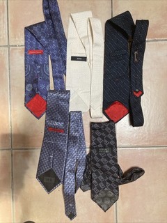 Lot A 5 cravates en soie Christian Lacroix Hugo Boss Versace Faconnable M.Boni.