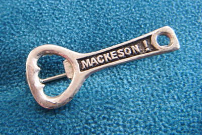 Vintage MACKESON STOUT Flaschenöffner Werbung Pin Anstecker
