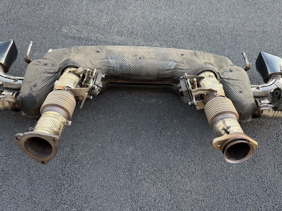 Chevrolet Corvette C8 OEM Z51 Performance escape puntas negras Foto 2 de 4