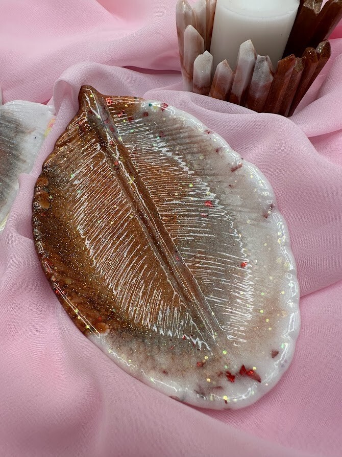 2 copper & white leaf shape trinket dishes & a tea light candle holder