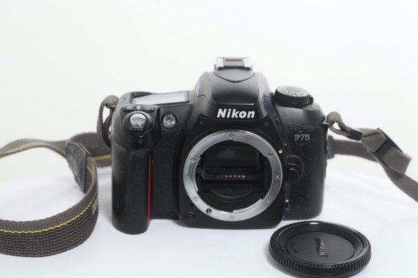 NIKON F75 CÁMARA ANALÓGICA SLR REFLEX CON PILAS NUEVAS , F-75 BUEN ESTADO