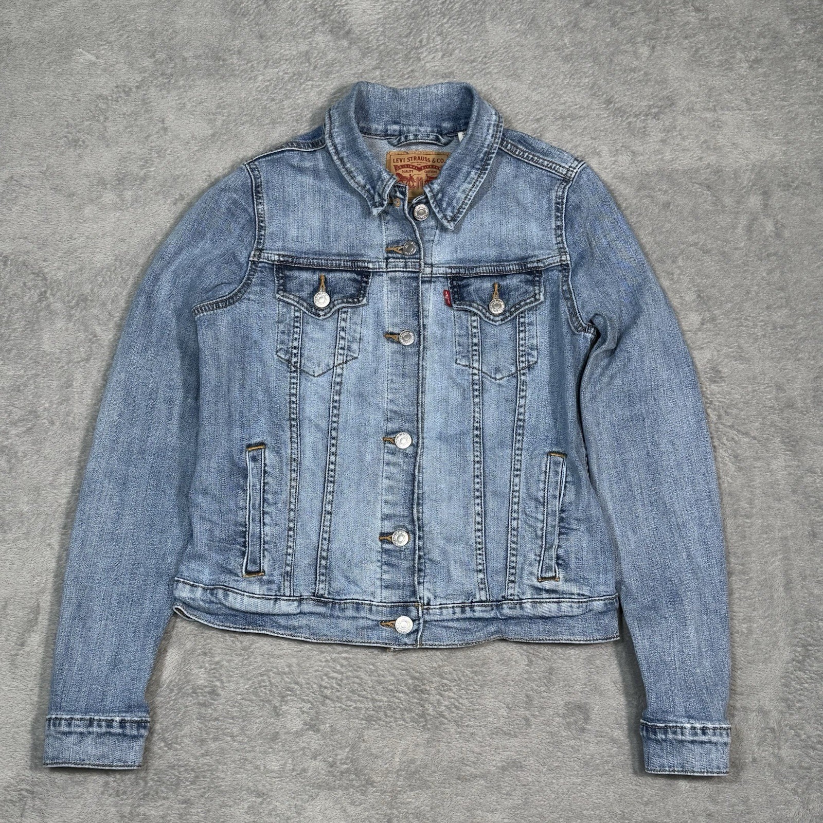 Levis Denim Trucker Jacket Womens M Blue Light Wash Classic Casual Jean Grunge