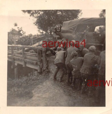 Deutsches Geschütz auf Holzbrücke durchbrochen bei Minsk Ostfront