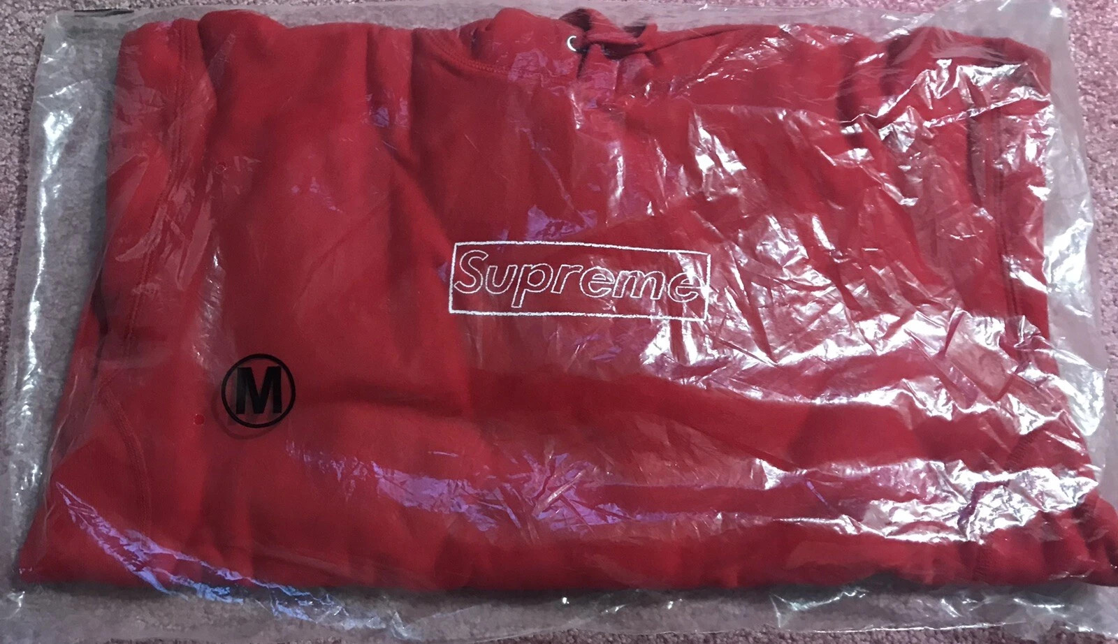 Sweat à capuche Supreme KAWS logo craie rouge taille M neuf dans son sac