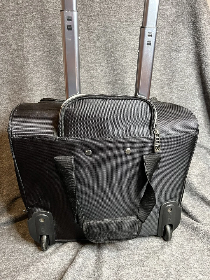 Equipaje de mano Traveler’s Club de 16 pulgadas con asiento rodante, negro, usado en excelente estado Foto 2 de 4