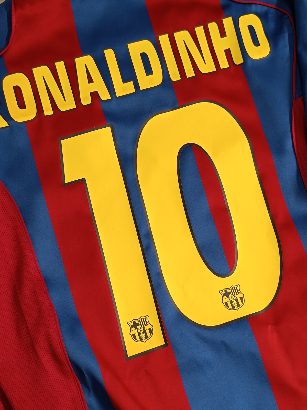 Maglia Bambino Ronaldinho Barcellona #10 - Edizione Limitata Stile Retr&ograve; (4-13 Anni)