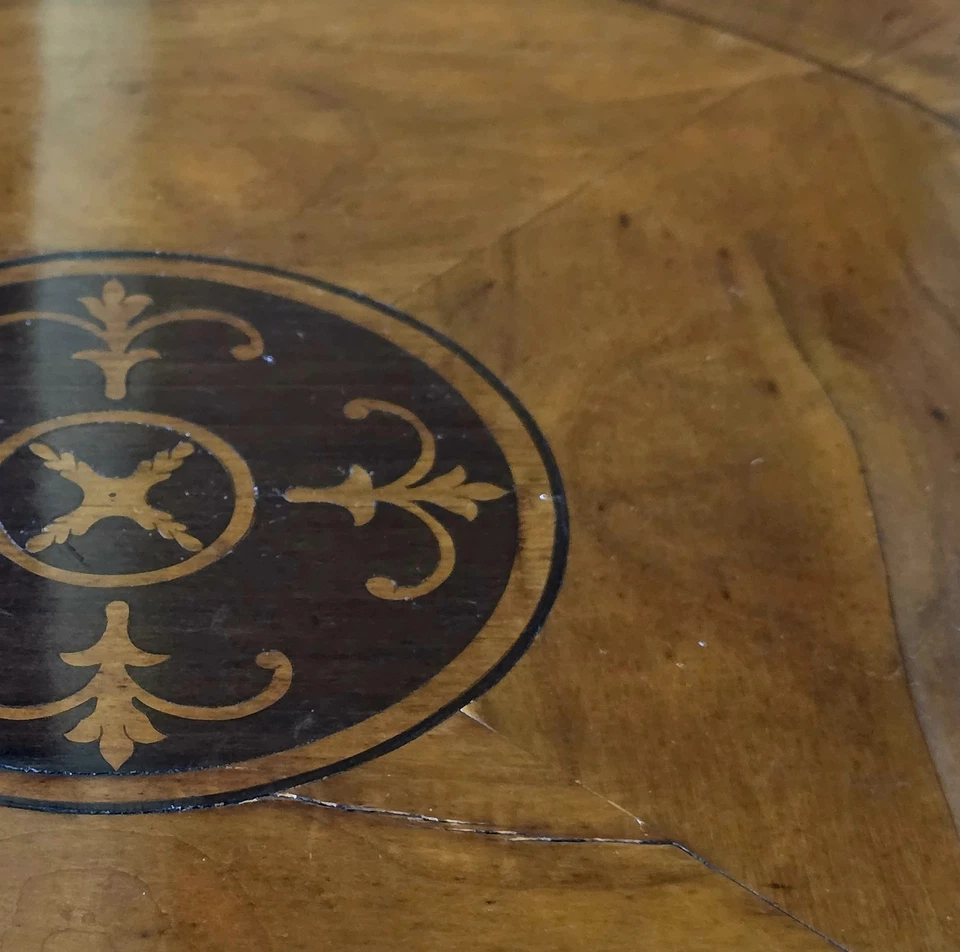 Mesa auxiliar vintage, tapa redonda chapada con grano de madera radial y medallón con incrustaciones Foto 4 de 4