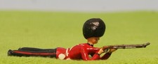 BRITAINS LEAD - GRENADIER GUARD LYING FROM 1327 VINTAGE SOLDIER FIGURE   33