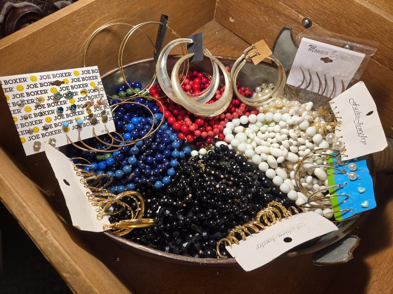 HUGE LOT VINTAGE BEAD NECKLACES & MANY MOSTLY METAL HOOP EARRINGS S-XXXL & MORE