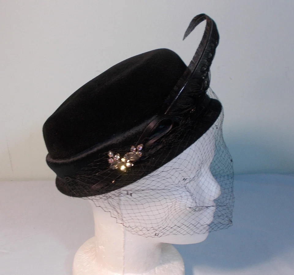 De colección Negro Terciopelo Damas Vestido Sombrero Velo Pluma y Estrás 21" Foto 4 de 4