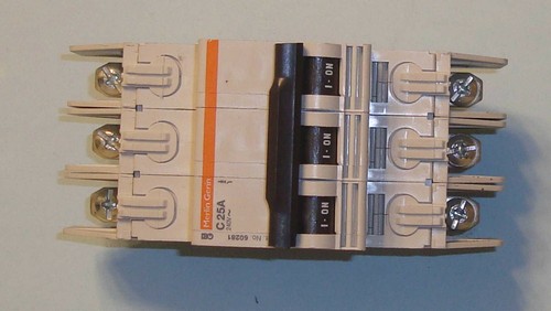 Merlin Gerin C25A Multi-9 C60, 3 polos, riel Din, interruptor 60281, 25 amperios, 240 V CA - Imagen 2 de 7