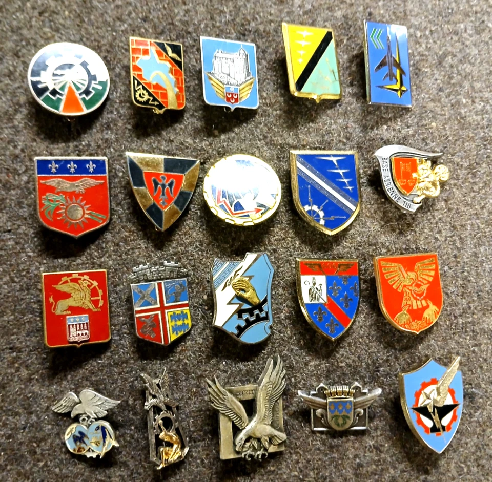 LOT N° 02 - LOT DE 20 INSIGNES ARMEE DE L'AIR - Photo 1/4