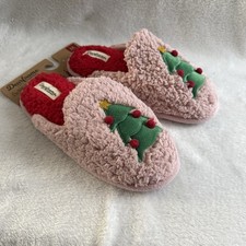 Dearfoams Pink Holiday Slippers with Tree Design New Women  s Size 7-8