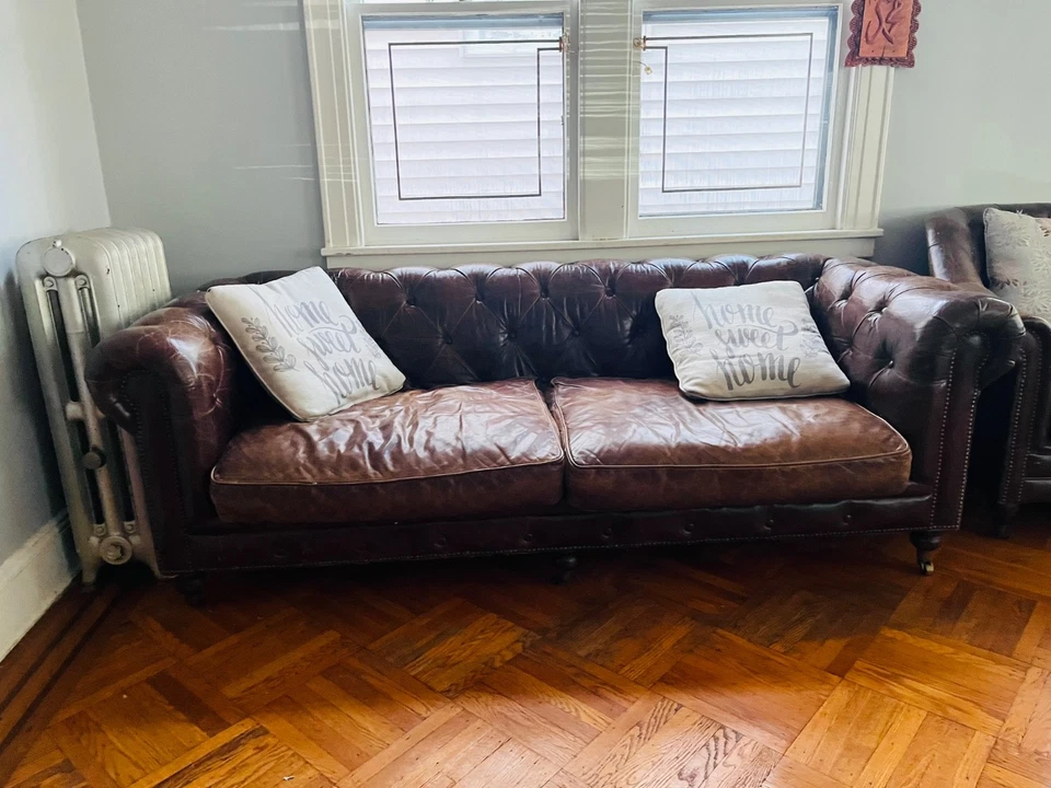 Sofá Chesterfield vintage cuero marrón cigarro Carolina Leather House Inc acolchado Foto 4 de 4