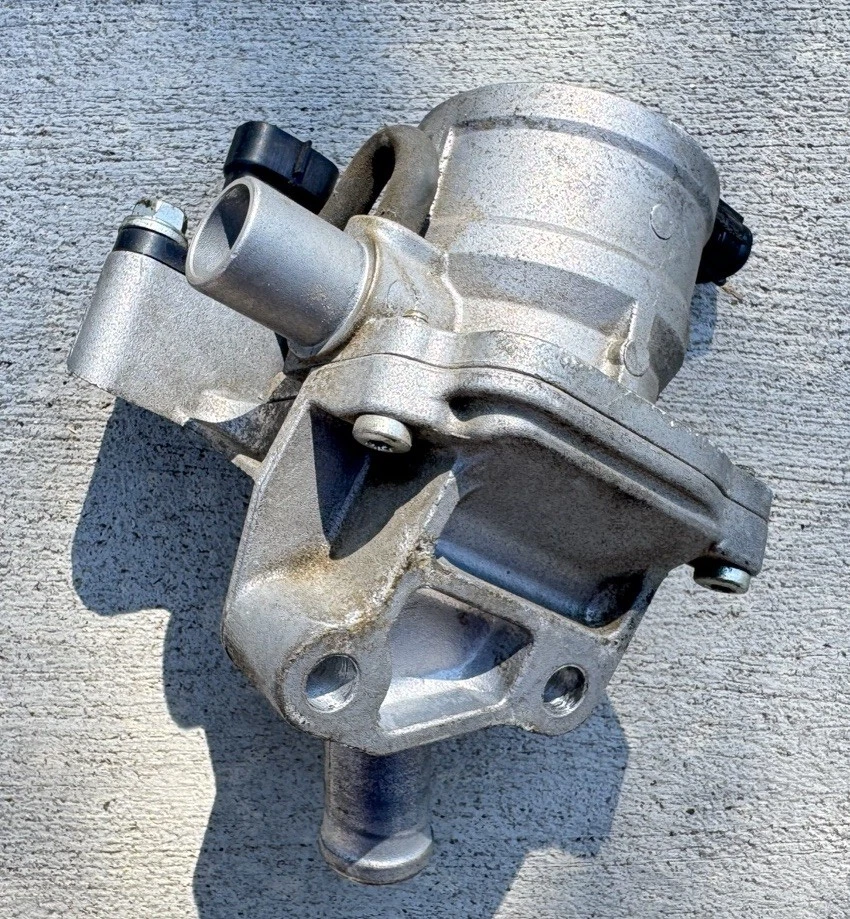 Bomba de inyección de aire secundaria Toyota Land Cruiser 2005-2007 4,7 L 25704-50010 OEM Foto 2 de 4