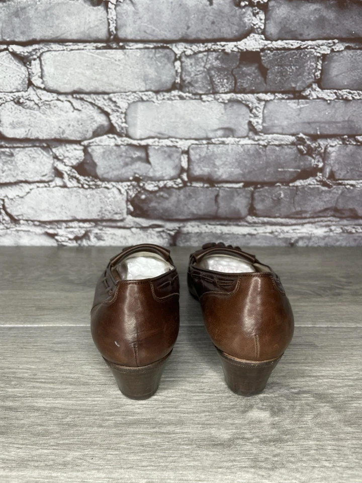 Mocassim feminino Bally marrom couro kiltie borla salto gatinho 6,5M EUA/37UE - Imagem 4 de 4