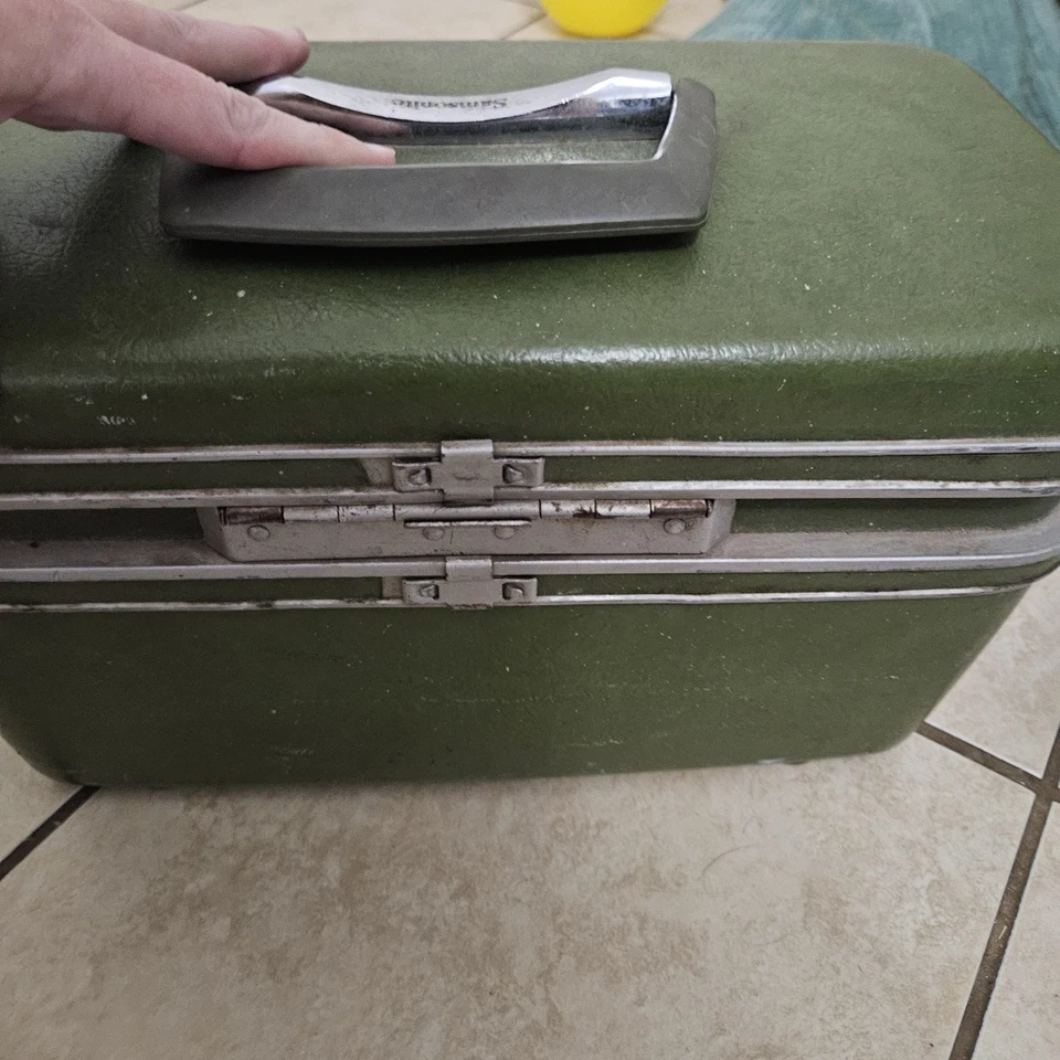 VTG Samsonite Silhouette Train Case Hardshell Avocado Green Pouch Lining No Keys - Image 3 of 4