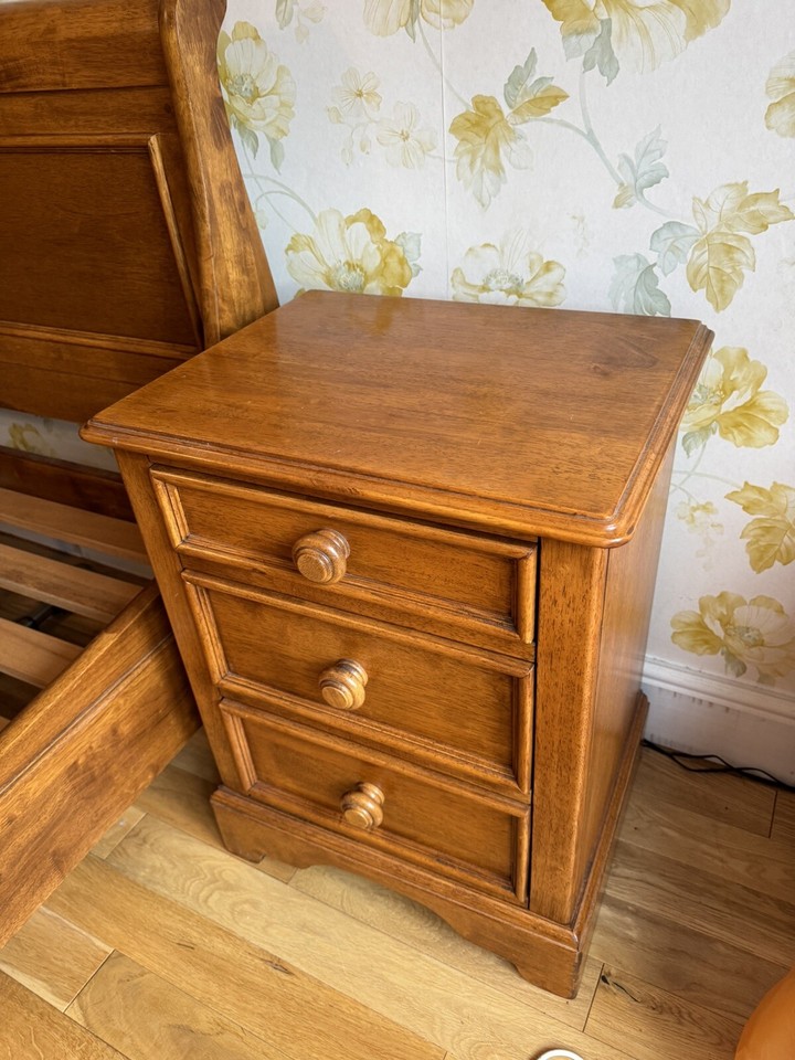 Willis And Gambier Bedroom Suite Furniture Set , Delivery And Rebuild