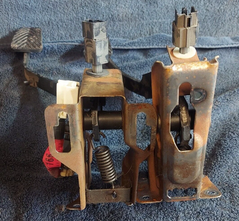 2003 Mitsubishi Eclipse 3.0 V6 conjunto de pedal de freio de embreagem manual 5 velocidades M/T - Imagem 3 de 4